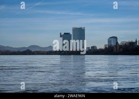 Bonn, Allemagne - 17 décembre 2023 : vue du Rhin gonflé, du campus des Nations Unies et de la Tour de la poste en arrière-plan à Bonn, Allemagne Banque D'Images