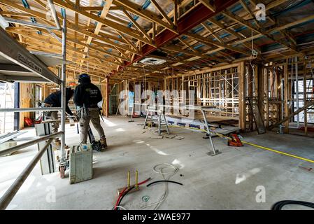 Les ouvriers de la construction capturés dans une maison en cours de rénovation interne et d'extension Banque D'Images