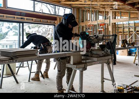 Les ouvriers de la construction capturés dans une maison en cours de rénovation interne et d'extension Banque D'Images