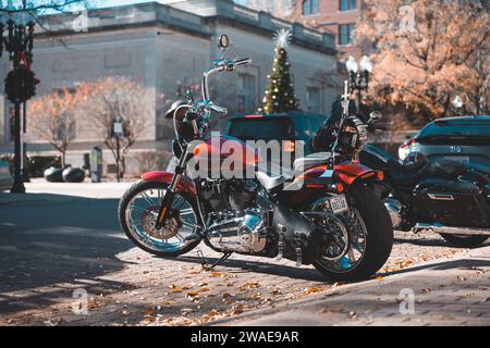 Les deux motos stationnées au bord d'une route dans le centre-ville de Fayetteville, Caroline du Nord. Banque D'Images