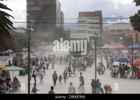 Pasto. 3 janvier 2024. Les fêtards profitent de leur temps pendant le Carnaval des Noirs et des blancs à Pasto, en Colombie, le 3 janvier 2024. Le carnaval a été inscrit sur la liste représentative du patrimoine culturel immatériel de l'humanité de l'UNESCO en 2009. Crédit : Zhou Shengping/Xinhua/Alamy Live News Banque D'Images