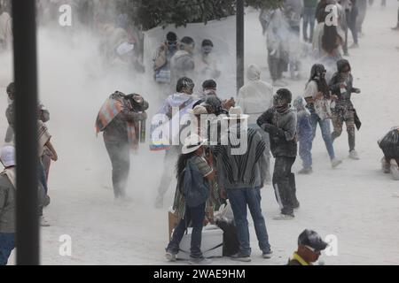 Pasto. 3 janvier 2024. Les fêtards profitent de leur temps pendant le Carnaval des Noirs et des blancs à Pasto, en Colombie, le 3 janvier 2024. Le carnaval a été inscrit sur la liste représentative du patrimoine culturel immatériel de l'humanité de l'UNESCO en 2009. Crédit : Zhou Shengping/Xinhua/Alamy Live News Banque D'Images