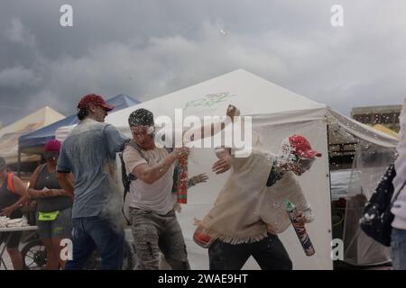 Pasto. 3 janvier 2024. Les fêtards profitent de leur temps pendant le Carnaval des Noirs et des blancs à Pasto, en Colombie, le 3 janvier 2024. Le carnaval a été inscrit sur la liste représentative du patrimoine culturel immatériel de l'humanité de l'UNESCO en 2009. Crédit : Zhou Shengping/Xinhua/Alamy Live News Banque D'Images