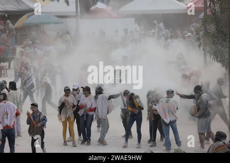 Pasto. 3 janvier 2024. Les fêtards profitent de leur temps pendant le Carnaval des Noirs et des blancs à Pasto, en Colombie, le 3 janvier 2024. Le carnaval a été inscrit sur la liste représentative du patrimoine culturel immatériel de l'humanité de l'UNESCO en 2009. Crédit : Zhou Shengping/Xinhua/Alamy Live News Banque D'Images