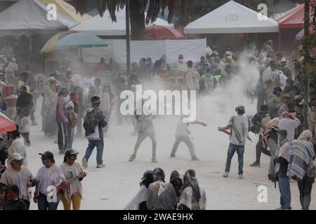 Pasto. 3 janvier 2024. Les fêtards profitent de leur temps pendant le Carnaval des Noirs et des blancs à Pasto, en Colombie, le 3 janvier 2024. Le carnaval a été inscrit sur la liste représentative du patrimoine culturel immatériel de l'humanité de l'UNESCO en 2009. Crédit : Zhou Shengping/Xinhua/Alamy Live News Banque D'Images