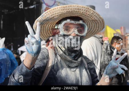 Pasto. 3 janvier 2024. Une fêleuse profite de son temps pendant le Carnaval des Noirs et des blancs à Pasto, en Colombie, le 3 janvier 2024. Le carnaval a été inscrit sur la liste représentative du patrimoine culturel immatériel de l'humanité de l'UNESCO en 2009. Crédit : Zhou Shengping/Xinhua/Alamy Live News Banque D'Images