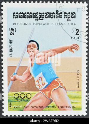 Timbre-poste annulé imprimé par le Cambodge, qui montre Javelin Throw, faisant la promotion des Jeux olympiques d'été à Los Angeles, vers 1984. Banque D'Images