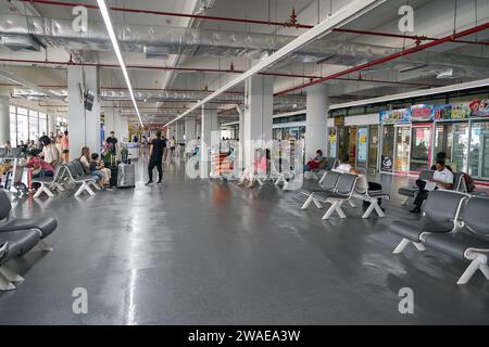 PHUKET, THAÏLANDE - 15 AVRIL 2023 : personnes au terminal domestique de l'aéroport de Phuket. Banque D'Images