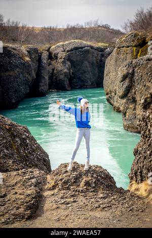 Une femelle adulte se tient sur un éperon rocheux dans un paysage naturel de gorge Banque D'Images