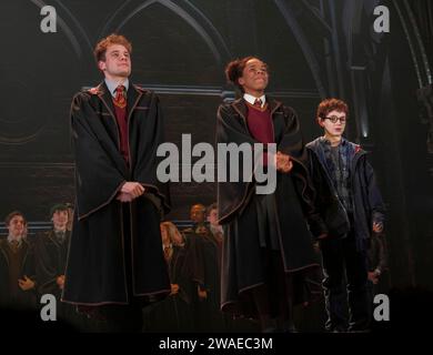 Ellis Rae dans le rôle d'Albus, Jade Orgugua dans celui d'Hermione, Col rideau, Harry Potter et l'enfant maudit, Palace Theatre, Londres, Royaume-Uni Banque D'Images