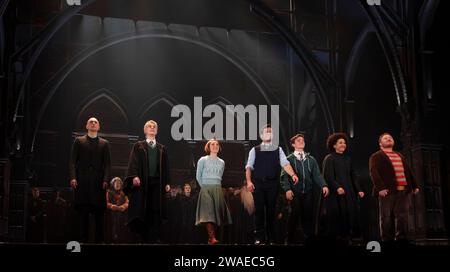 Casting principal, rideau call, Harry Potter et l'enfant maudit, Palace Theatre, Londres, Royaume-Uni Banque D'Images