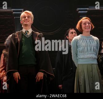 Harry Aklowe dans le rôle de Scorpius et Polly Frame dans le rôle de Ginny, Col rideau, Harry Potter et l'enfant maudit, Palace Theatre, Londres, Royaume-Uni Banque D'Images