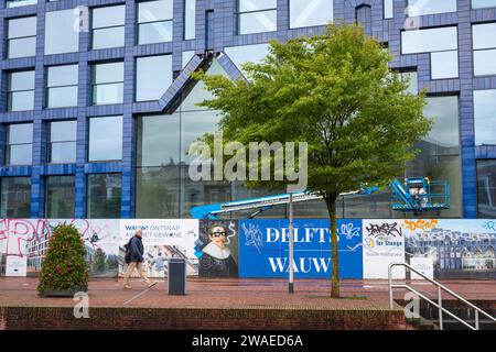 Nouvelle construction d'un bâtiment multifonctionnel appelé 'huis van Delftt' aux couleurs de delftware dans le centre-ville de Delft Banque D'Images