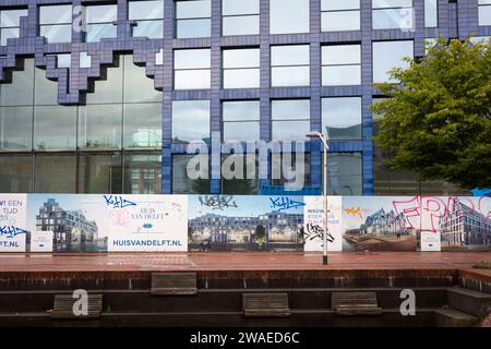 Nouvelle construction d'un bâtiment multifonctionnel appelé 'huis van Delftt' aux couleurs de delftware dans le centre-ville de Delft Banque D'Images