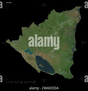 Forme d'une carte satellite à haute résolution du Nicaragua, avec échelle de distance et coordonnées de la frontière de la carte, isolé sur noir Banque D'Images