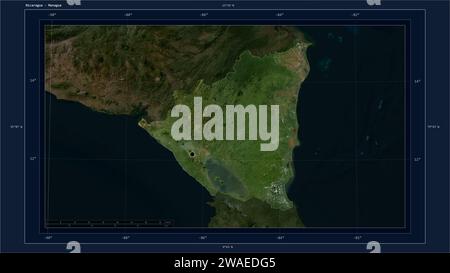 Le Nicaragua a mis en évidence sur une carte satellite à basse résolution avec le point de la capitale du pays, la grille cartographique, l'échelle de distance et la carte des coordonnées de la frontière Banque D'Images