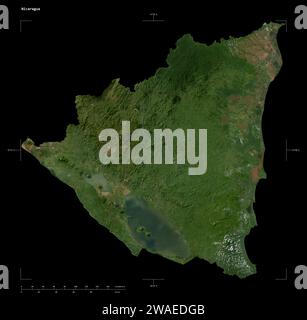 Forme d'une carte satellite à basse résolution du Nicaragua, avec échelle de distance et coordonnées de la frontière de la carte, isolé sur noir Banque D'Images