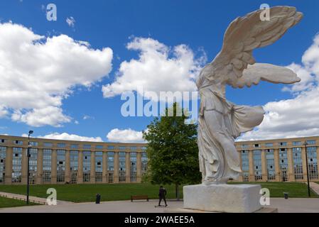 Sculpture de la victoire de Samothrace dans le quartier Antigone, place de l'Europe. Copie de la statue du musée du Louvre. Montpellier, Occitanie, France Banque D'Images