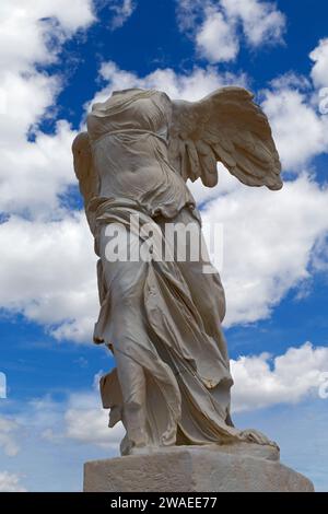 Sculpture de la victoire de Samothrace dans le quartier Antigone, place de l'Europe. Copie de la statue du musée du Louvre. Montpellier, Occitanie, France Banque D'Images