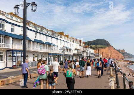 Sidmouth, ville côtière de la côte sud dans le Devon Angleterre, les gens sur l'esplanade le jour chaud de septembre, Angleterre, Royaume-Uni, 2023 Banque D'Images