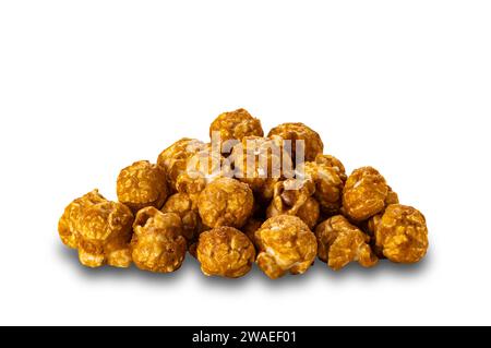 Pile d'amandes caramel isolé sur fond blanc avec chemin de détourage, vue rapprochée, horizontale. Banque D'Images