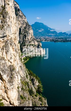 Vue sur Riva del Garda, vue depuis la spectaculaire piste cyclable Ciclovia del Garda qui contournera le lac de Garde à l'avenir. Banque D'Images