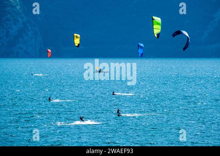 Kite surfeurs surfent sur la partie nord du lac de Garde en face de Torbole. Banque D'Images