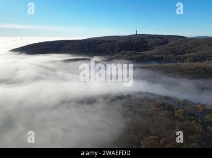 Vue sur les nuages de la tour radio Kamzik à Bratislava, Slovaquie Banque D'Images