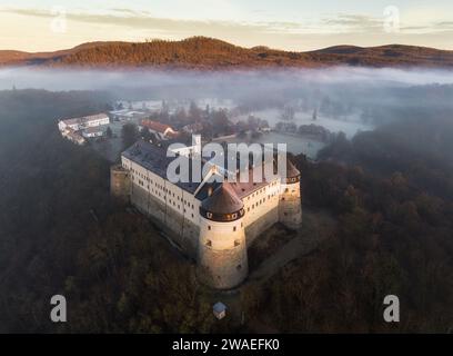 Vue aérienne de Cerveny Kamen, château en pierre rouge dans les montagnes des Carpates en Slovaquie Banque D'Images