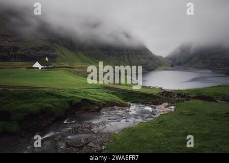 Beau paysage rural d'été du village Saksun avec gazon typique - maisons supérieures, îles Féroé. Splendide scène de l'île de Streymoy, Danemark, Banque D'Images