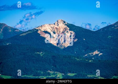 Les gorges de Bletterbach près des villages d'Aldein et Radein, connu sous le nom de Grand Canyon du Tyrol du Sud, vu du point de vue Penegal au-dessus de la Mend Banque D'Images