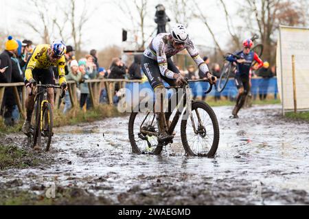 Mathieu van der Poel monte dans le GP Sven Nys à Baal, Belgique Banque D'Images