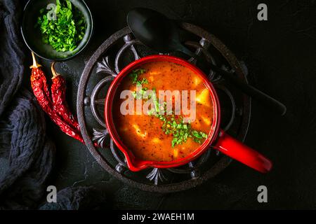 Soupe de goulasch chaude hongroise, bœuf, tomate, poivre, piment, soupe au paprika fumé. Plat traditionnel hongrois. Banque D'Images