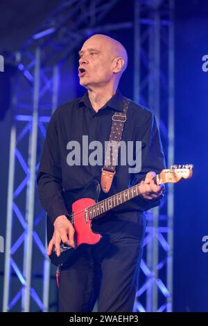 Wilko Johnson se produisant au Cornbury Festival, Great TEW Estate, Oxford, Angleterre, juillet 8, 2016 Banque D'Images