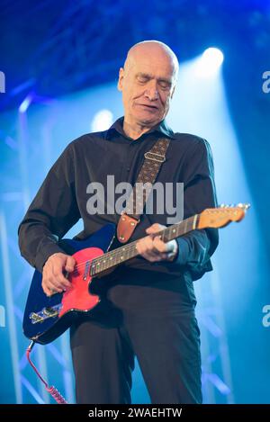 Wilko Johnson se produisant au Cornbury Festival, Great TEW Estate, Oxford, Angleterre, juillet 8, 2016 Banque D'Images