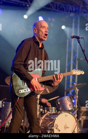 Wilko Johnson se produisant au Cornbury Festival, Great TEW Estate, Oxford, Angleterre, juillet 8, 2016 Banque D'Images