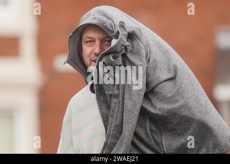 Le fan de football James Edward Jeffrey Blake, 41 ans, de North Shields, arrive à North Tyneside Magistrates' court, North Shields, North Tyneside, où il est accusé d'avoir utilisé des paroles menaçantes ou abusives ou un comportement susceptible de causer du harcèlement, de l'alarme ou de la détresse, à la suite d'allégations selon lesquelles il aurait fait des commentaires offensants sur la catastrophe aérienne de Munich dans une vidéo diffusée sur les réseaux sociaux après que Newcastle United ait battu Manchester City à St James' Park le 27 septembre. Date de la photo : jeudi 4 janvier 2024. Banque D'Images