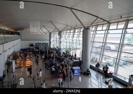 HO CHI MINH-VILLE, VIETNAM - 30 MARS 2023 : tir intérieur de l'aéroport international Tan son Nhat. Banque D'Images