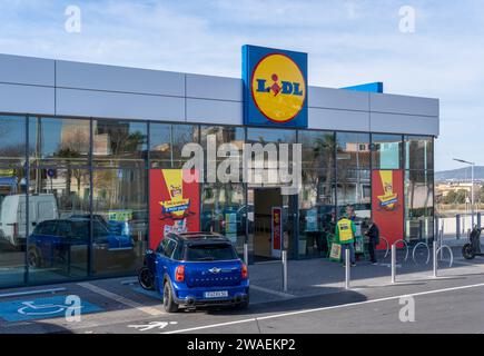 Manacor, Espagne ; janvier 02 2024 : façade principale d'un supermarché de la chaîne internationale Lidl, le matin par une journée ensoleillée, dans la ville majorquine de Banque D'Images