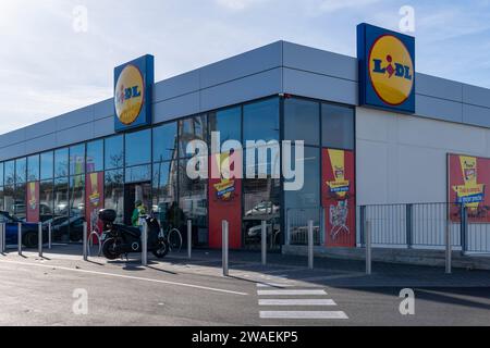 Manacor, Espagne ; janvier 02 2024 : façade principale d'un supermarché de la chaîne internationale Lidl, le matin par une journée ensoleillée, dans la ville majorquine de Banque D'Images