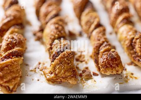 gros plan de pâtisseries fraîchement cuites avec de la crème au chocolat et des amandes, mise au point sélective Banque D'Images