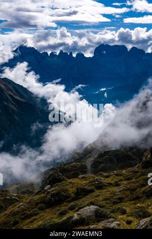 La gamme principale de Brenta Dolomites, nuages se déplaçant dans les vallées, vu de la cabane de montagne Rifugio Cornisello. Banque D'Images