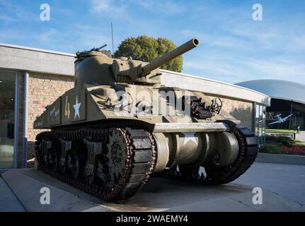 Vue de face en perspective du célèbre char moyen américain M4 Sherman de la Seconde Guerre mondiale Banque D'Images