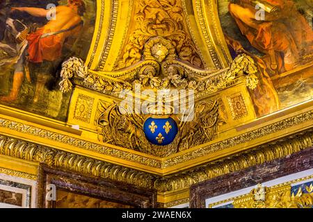 VERSAILLES, FRANCE - 12 MAI 2013 : c'est un fragment de décoration de plafond de l'une des salles du célèbre château de Versailles. Banque D'Images