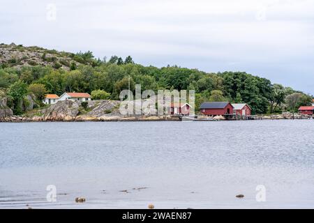 Une vue panoramique d'une ville pittoresque entourée d'une végétation luxuriante à Munkkyrkan, Smoegen, Suède Banque D'Images