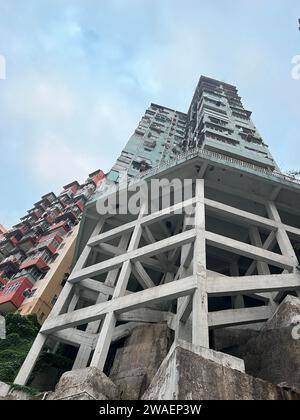Une photo en bas angle d'un grand immeuble d'appartements à plusieurs niveaux Banque D'Images