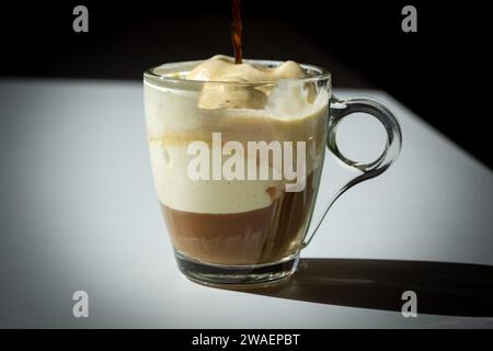 Tasse en verre avec affogato sur la table en lumière vive Banque D'Images