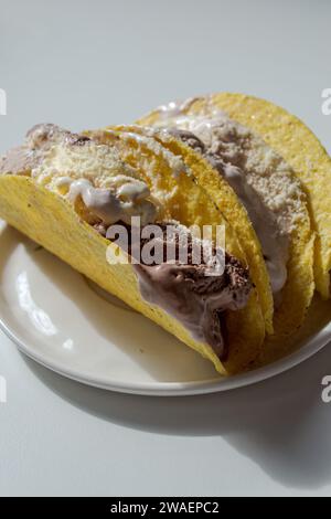 Deux tacos de crème glacée sur une assiette blanche Banque D'Images