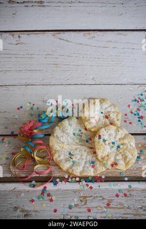 Un gros plan vertical d'une pâtisserie de carnaval suisse typique sur une surface en bois Banque D'Images