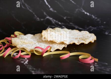 Un gros plan d'une pâtisserie de carnaval suisse typique sur une table en marbre noir Banque D'Images